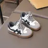 Tênis esportivos infantis 2026 novos modelos primavera e outono, tênis para meninos, sapatos casuais para meninas, sapatos escolares de sola macia, tênis de treino alemães da moda