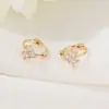 Puños de Oreja Únicos de Zirconia Flor de Durazno, Pendientes Minimalistas Dorados que Conservan el Color, Pendientes Versátiles y Elegantes para Mujer