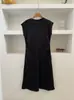 Novo Vestido de Verão 2026 para Mulheres, Estilo Francês, Cintura Marcada de Verão, Emagrecedor, Comprimento Médio, Cor Sólida Simples, Vestido Curto com Gola Redonda