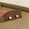 Brincos de Pérola Geométricos com Agulha de Prata e Luz Colorida, Simples e Elegantes, Versáteis com um Toque de Luxo Leve e Sensação de Alta Qualidade, Design Único