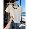 Camiseta de Algodão Puro com Gola V e Manga Curta, Estilo Color Block, Ombro Normal, Nova para 2026, Top Floral Cinza Claro Versátil e Fashion para Verão e Outono