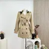 Casaco trench de comprimento médio com abotoamento duplo e acinturado, estilo britânico, na cor cáqui, com sabor de avelã e moca, da Ye Hong Apparel