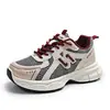 Zapatos Retro de Papá para Mujer Verano 2025 Nuevos de Suela Gruesa de Plataforma Versátiles para Mostrar el Pie Pequeños Ligeros Deportivos Casuales