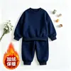 Conjunto básico de dos piezas para niños estilo coreano, color liso, con forro polar en la sudadera y pantalones largos de cintura elástica, disponible en varios colores, un conjunto cálido para otoño/invierno