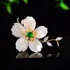 Broche de flor de nácar blanco natural, flor de circón verde con incrustaciones de diamantes, broche antideslizante para trajes y abrigos, al por mayor