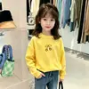 Camiseta de Manga Longa para Meninas 2026 Nova 100% Algodão Roupas de Bebê Uso na Primavera e Outono Top de Outono Versátil e Estiloso T Tendência