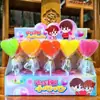 Paletas y Caramelos Duros en Varias Formas de Frutas para que los Niños Compartan Dulces y Den a sus Amigos Regalos Navideños. Puestos en la Puerta de la Escuela