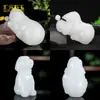 Ornamento de Mão Pixiu de Jade Branco Imitação de Jade Hetian Feito de Material Mongol, Peça de Mão do Deus da Riqueza, Escultura em Jade para Venda no Atacado para Fontes de Transmissão ao Vivo