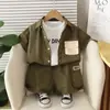 Traje de Verão para Meninos 2025 Novo Conjunto de Três Peças com Camisa de Manga Curta para Bebê Roupas Casuais para Bebê Roupa Infantil