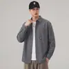 Camisa casual retro americana de rayas finas de manga larga para hombre talla grande, ligeramente holgada con hombros caídos, adecuada para usar en capas a principios de otoño, camisa tipo cárdigan de moda