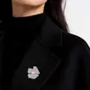 Elegante y dulce broche de camelia reina con temperamento, exquisito pasador de lujo ligero incrustado de diamantes, accesorio de regalo para madre o novia