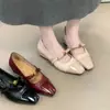 Zapatos de tacón de camelia retro para mujer 2026 Otoño/Invierno Nuevo estilo Zapatos Mary Jane con temperamento para mujer con faldas Tacón de cuña Zapatos de noche