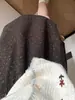 Falda midi de flores pequeñas cepilladas color café para mujer otoño 2026 nueva de cintura alta que cubre la cadera línea A falda corta falda tipo capullo
