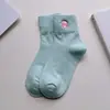 Calcetines navideños transfronterizos para mujer, calcetines de media pantorrilla para otoño e invierno, bordado de dibujos animados en colores caramelo, absorbentes de sudor, resistentes al olor, calcetines de algodón de color liso al por mayor