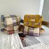 Bolso de mano de felpa a cuadros con ambiente de otoño e invierno, bolsa de almacenamiento portátil, bolsa organizadora portátil de gran capacidad para cuidado de la piel y maquillaje