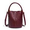 Bolso de Mano Nuevo Estilo Tejido a Mano Puro Moda Casual Versátil Bolso Cubo Lujo Ligero Simple Bolso de Hombro de Gama Alta