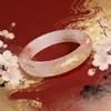 Jade de Seda Dourada de Xinjiang Natural Flor de Pessegueiro Fermentação Ouro Esculpido Barra Plana Pulseira de Jade Círculo Reto Feminina Fabricante Atacado à Vista