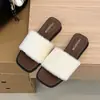 Chinelos de pelúcia fofos e estilosos, estilo coreano, para o verão, estilo preguiçoso, para mulheres, adequados para uso externo, com design de bico quadrado 2026