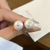 Brincos de pérola grande estilo minimalista de luxo leve com gatinho KT modelo novo 2026 brincos geométricos versáteis de alta qualidade simples para mulheres