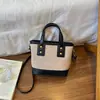 Bolsa Balde Retrô de Nicho Portátil Feminina Outono/Inverno 2026 Nova Bolsa Transversal Bordada Acolchoada com Diamantes Bolsa de Ombro Único para Trabalho e Trajeto