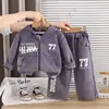 Conjunto de Roupas de Outono para Meninos 2026 Novo Estiloso Roupas Infantis para Bebês Conjunto Casual de Duas Peças com Capuz e Manga Longa Tendência