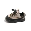 Tênis da moda para meninos 2026 outono novo modelo sapatos infantis de couro respiráveis com sola macia para bebês sapatos casuais para meninas
