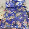 Nuevo Brocado Relieve Tridimensional Ropa para Clima Frío Conjunto Completo Artículos Sacrificiales Traje Tang para Hombre y Mujer Ropa de Papel Papel para Quemar Ir a la Tumba Lote de Adoración a los Ancestros
