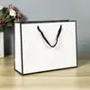 Bolsa de mano sencilla para personas mayores al por mayor bolsa de papel kraft tarjeta blanca logo imprimible bolsa de embalaje caja de regalo para tienda de ropa cosméticos
