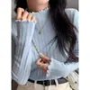 Camisa básica feminina branca para o inverno, novo suéter de moda com gola alta e bordas franzidas, blusa de tricô de gola média