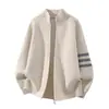 Novo cardigã de moda urbana estilo old money de luxo leve com gola alta e três listras, suéter masculino de manga longa, jaqueta de tricô masculina
