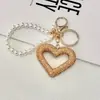 Llavero de Corazón Hueco con Pedrería Creativo Hecho a Mano Estilo Ins Versátil Colgante de Bolsa con Perlas en Forma de Corazón Regalo