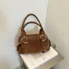 Bolso de mano con tachuelas estilo coreano, atrevido, inspirado en motocicletas para mujer, perfecto para otoño, con un look retro, chic y sofisticado, versátil como bolso de hombro o bolso tipo almohada