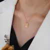 Collar con colgante cuadrado con palabra de arroz de oro de 18 quilates chapado en acero de titanio y diseño de nicho ligero de lujo europeo y americano de Marka para mujer