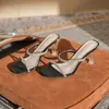 Sandalias Estilo Hada con Pedrería Modelo Nuevo Verano 2026 con Tacones Delgados, Chanclas de Tira Única Color Dorado, Tacones Altos, Estilo Elegante de Socialité