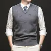 Colete de lã com decote em V para outono e inverno, colete de malha espesso sem mangas com padrão de losangos para homens, usado sob um suéter jacquard, colete masculino