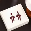 Pendientes Asimétricos de Diseño Vintage con Lazo Rojo de Amor Hueco para Tobillo Francés de Aguja Plateada