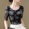 Nueva Camiseta de Malla con Mangas a Media Longitud 2026 para Mujer, Primavera y Otoño, Cuello Redondo Bajo, Corte Ajustado, Ligera, Manga Tres Cuartos, Top de Alta Gama