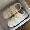Tênis brancos com biqueira de concha e velcro para mulheres, verão 2026, primavera e outono, bico redondo de bolinhas, versátil com saias, tênis para estudantes