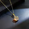 Collar colgante de cobre bañado en oro, elegante y lujoso, con corona de circonita microincrustada, accesorio versátil y de alta gama a precio de fábrica