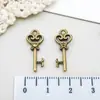 Mezcla 45 colgantes de llave de reloj de tetera de conejo retro de Alicia en el País de las Maravillas accesorios para joyería DIY