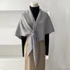 Nuevo Chal Triángulo de Mezcla de Lana para Mujer, Otoño e Invierno Negro Simple de Alta Gama Color Sólido Versátil Bufanda Cálida