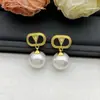Nuevos Pendientes Versátiles de Alta Gama 2025 Marca Huajia V Letra Perla para Mujer, Pendientes Sencillos y de Moda con Aguja de Plata al por Mayor