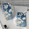 Fornecimento transfronteiriço: Capa de celular com fundo azul e flor de magnólia branca cintilante para 16 Plus, apresentando um design impresso em alta definição estilo chinês usando película de transferência de calor