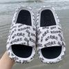 Tamancos Femininos de Verão Tendência Street Style Grafite para Uso Externo com Solado Grosso e Macio, Sandálias Frescas e Estilosas
