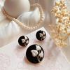 Brincos Elegantes Estilo Francês Vintage em Esmalte Floral Preto e Branco com Pino de Prata 925, Broche Antigo, Brincos Estilo Retrô