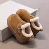 Zapatos de algodón para niñas, nuevo estilo invierno 2026, zapatos cálidos de forro polar y engrosados estilo Birkenstock para niños, botas de nieve para niños, mocasines