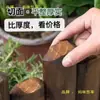 Cerca de madeira com casca pilha de toras de abeto cerca de estaca de solo externa anti-corrosão pública