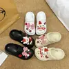 Versátil Dibujo Animado Pajarita Roja Serie Gatito con Lazo Zuecos Versátiles Charms para Zapatos Lindos Desmontables DIY