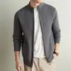 Suéter de Tricô Masculino 2026 Outono/Inverno Color Block Gola Alta Zíper Cardigan Estilo Old Money Casual de Negócios Casaco Grosso