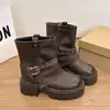 Botas Rade Martin com cano elástico, botas curtas femininas, bico redondo, altura da panturrilha média, estilo vintage, com cinto, outono e inverno, fivela, estilo motociclista de corte baixo, emagrecedor 2026